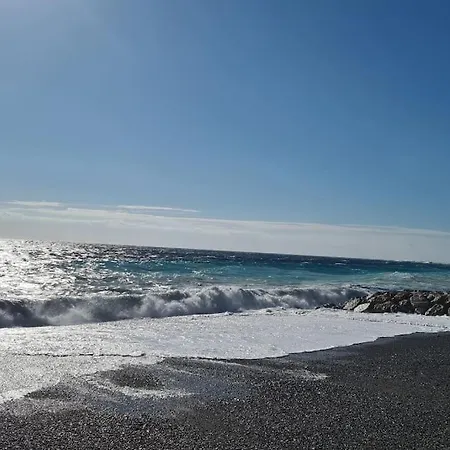 Apartment Face Et Plages Avec Terrasse. Nizza